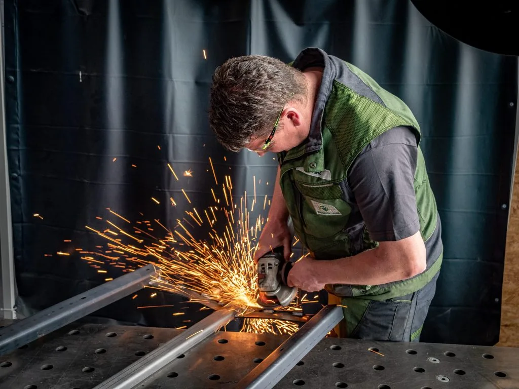 Mitarbeiter bei der Arbeit in der Produktion