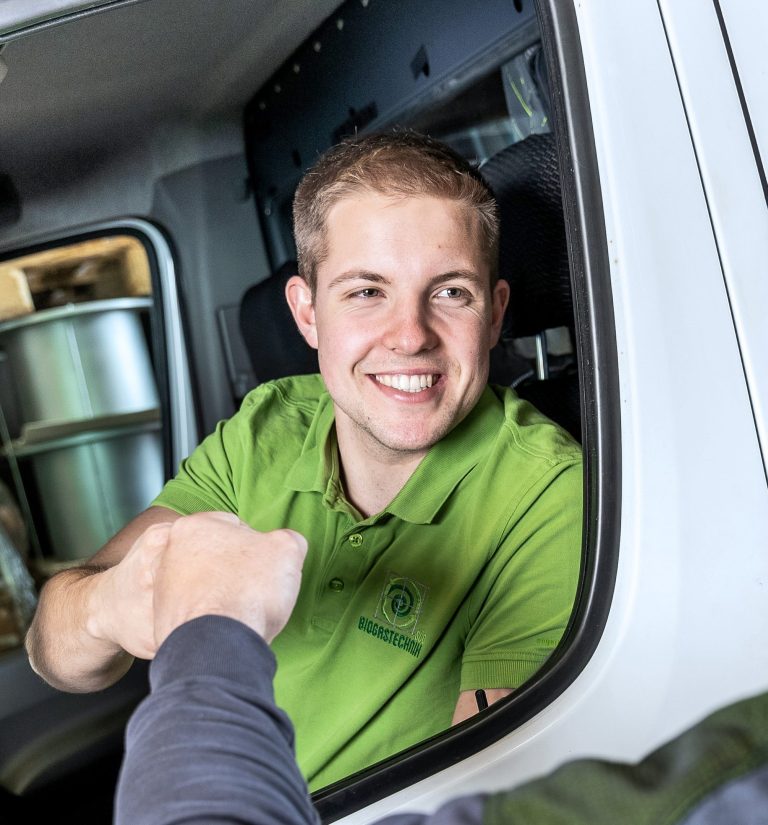 Mitarbeiter von Biogastechnik Süd bei der Arbeit