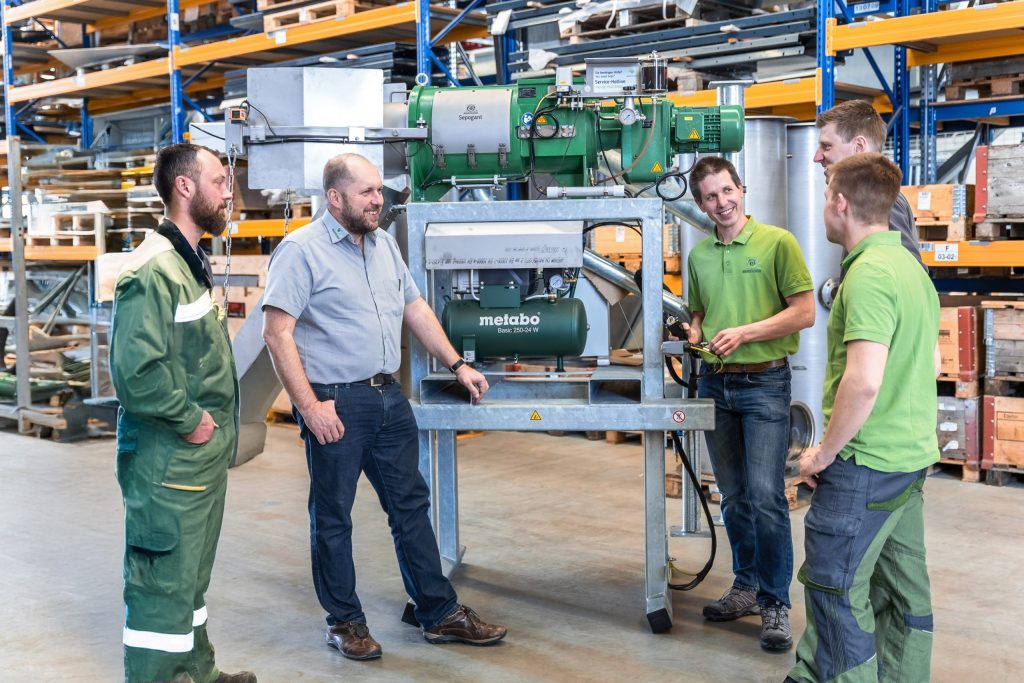 Mitarbeiter von Biogastechnik Süd bei der Arbeit