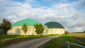 Zwei Fermenterbehälter einer Biogasanlage mit Foliendach im ländlichen Umfeld